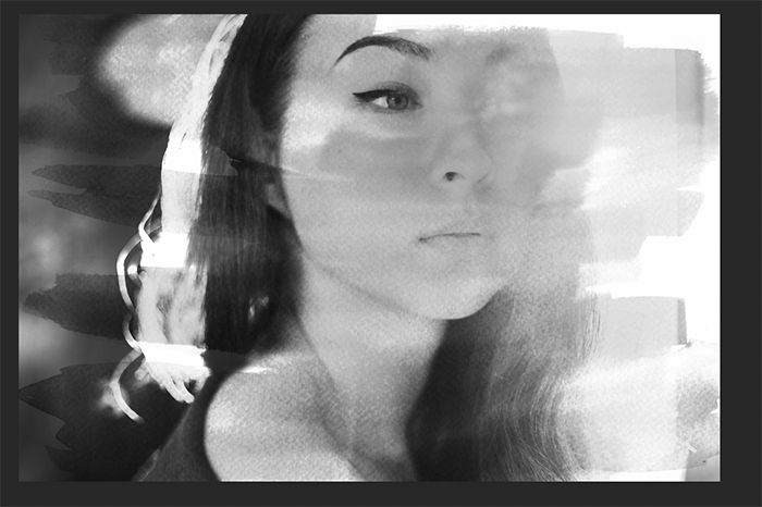 Retrato en blanco y negro de una modelo femenina editado con el complemento Brusheezy Photoshop