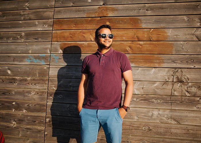 Un hombre posando para un fotógrafo.