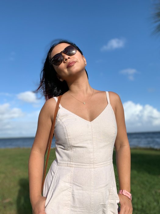 Foto de retrato de una mujer en la playa