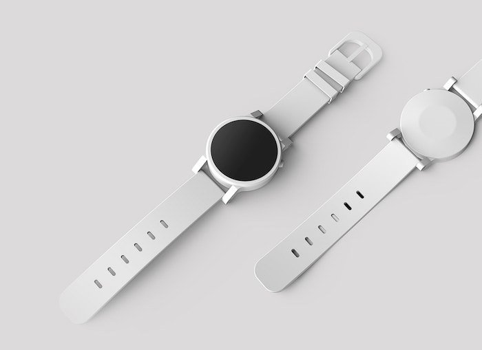 Captura de un producto Flatlay de un reloj blanco sobre una mesa blanca