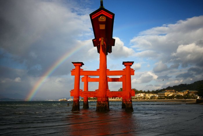 Un impresionante arco iris detrás de la famosa puerta de la isla de Miyajima en Japón.