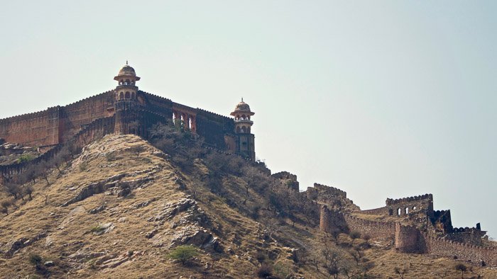 hermosa vista de un edificio en la cima de una montaña en rajasthan: lugares increíbles para la fotografía de paisajes
