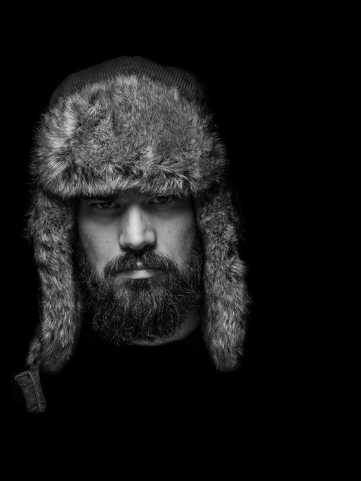 Autorretrato discreto de un modelo masculino usando una configuración de iluminación tipo mariposa