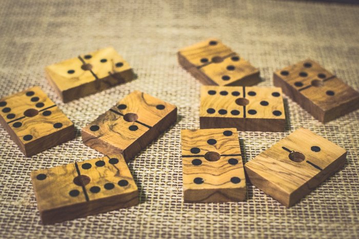 primer plano de nueve fichas de dominó de madera en la mesa marrón
