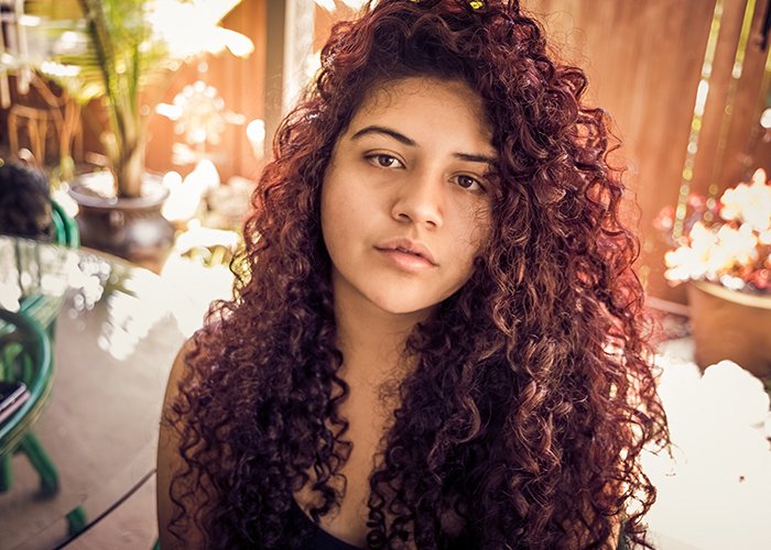 Autorretrato de una mujer con cabello rizado