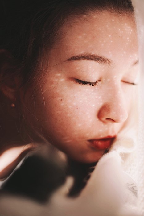 Retrato atmosférico de una modelo femenina: excelentes poses para selfies