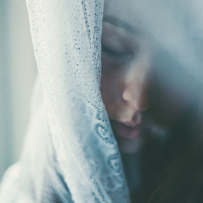 Retrato atmosférico de una modelo femenina posando sobre un fondo blanco - excelentes poses para selfies