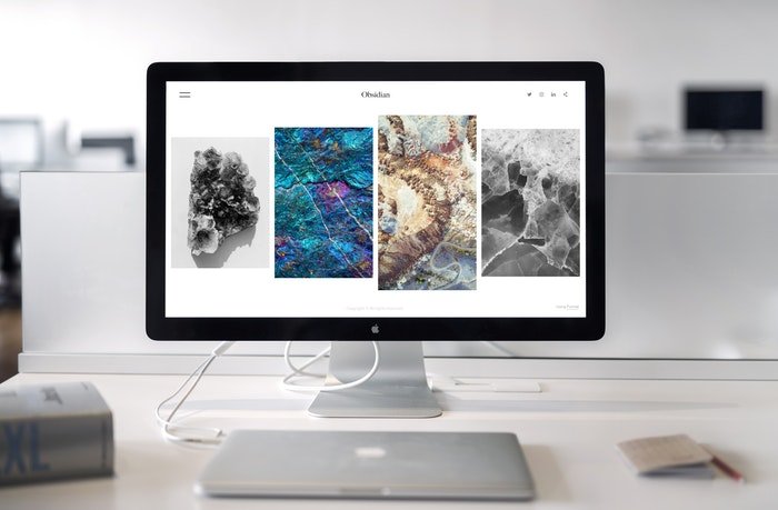 Computadora de escritorio con imágenes de fotografía de stock en la pantalla