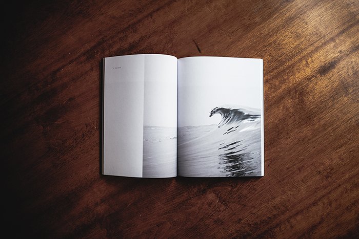 Un libro de fotos impreso sobre una mesa de madera.