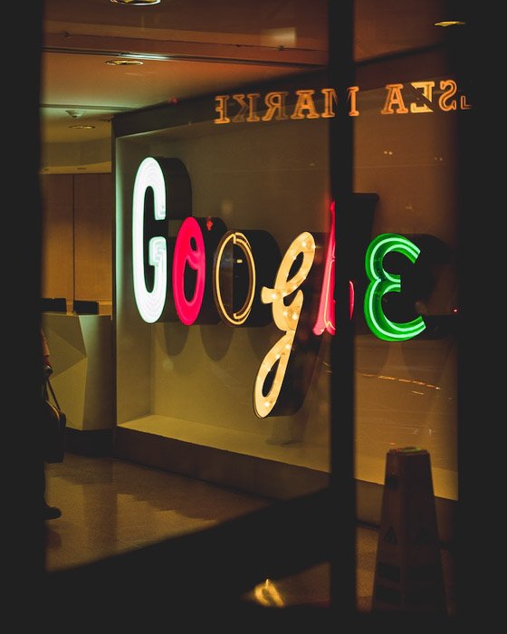 un letrero de neón de google en una ventana