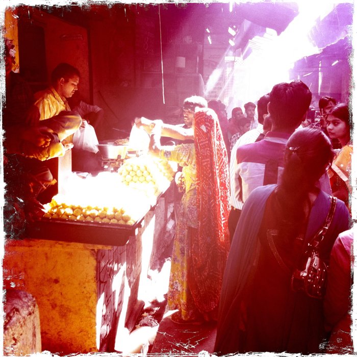 Fotografía callejera atmosférica de un mercado lleno de gente en la India tomada con la aplicación hipstamatic.