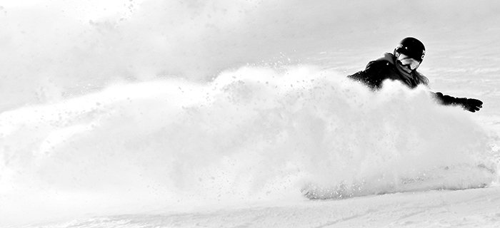 Fotografía deportiva atmosférica de una snowboarder posando en acción - fotografía de retrato de invierno