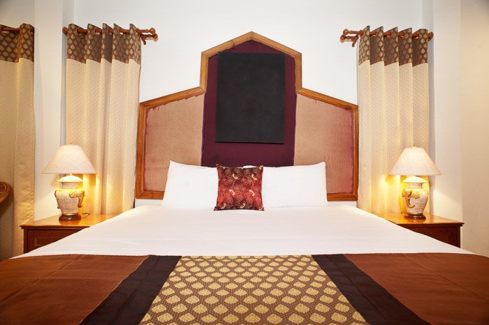 Interior de una habitación de lujo en un hotel asiático filmado con una caja de luz One y un reflector con un segundo flash rebotando en él.