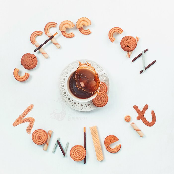 Ideas geniales de fotografía de bodegones arreglo de galletas que deletrean 'el café puede manejarlo' enmarcando una taza de café