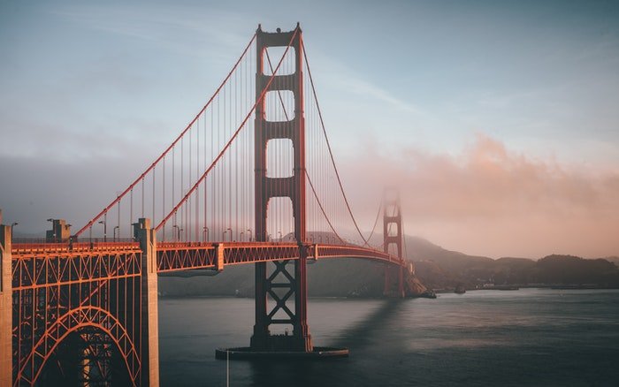 Un puente a través de un río grande