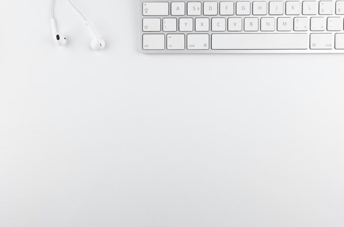 Fotografía de stock minimalista de un teclado de PC blanco