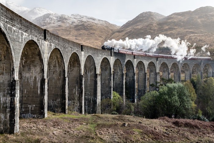 un puente ferroviario