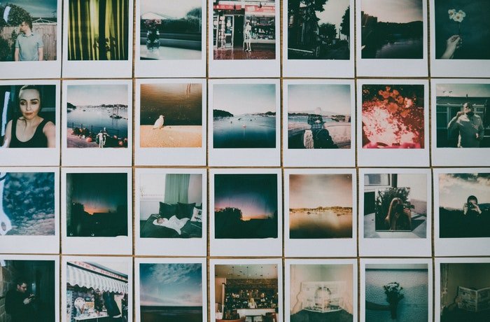 Una cuadrícula de fotos Polaroid