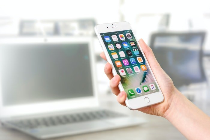 Una mano sosteniendo un teléfono inteligente