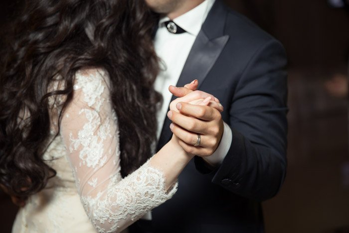 Una foto de archivo de cerca de una pareja de recién casados ​​bailando