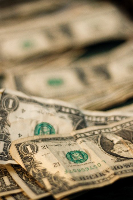 Fotografía de Stock de una pila de billetes de dólar