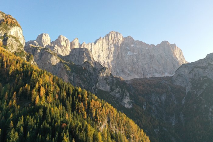 Escena de paisaje montañoso en un día soleado