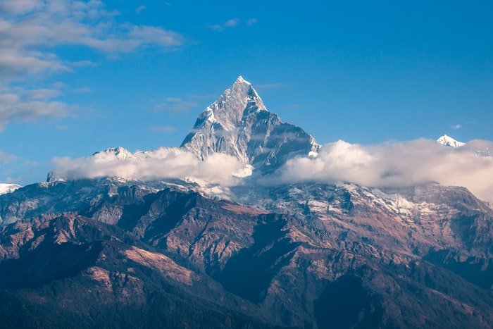 Una escena de montaña nublada