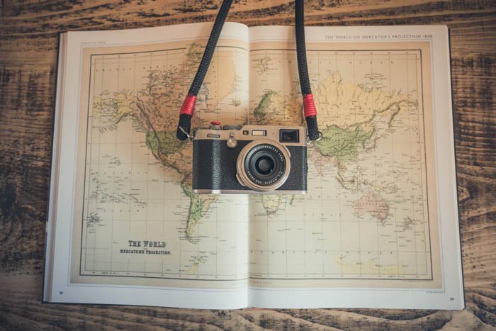 Una foto plana de una cámara de cine en un mapa