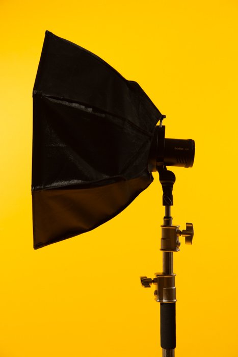 Softbox contra un fondo amarillo