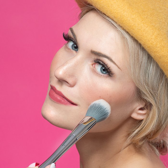 Un primer plano de belleza de una mujer maquillándose