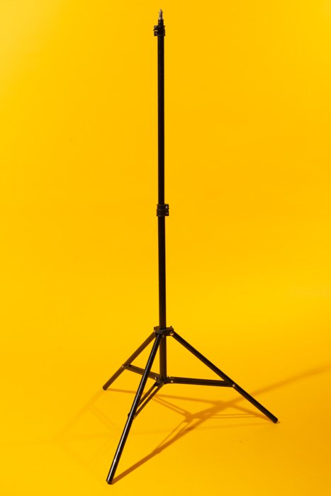 Soporte ligero contra un fondo amarillo