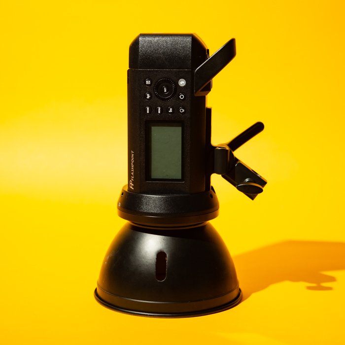 Un monolight contra un fondo amarillo