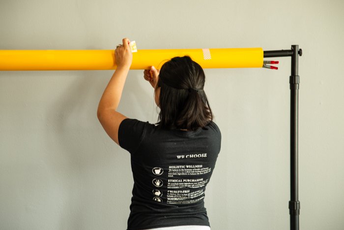 Una mujer configurando un fondo en el estudio.