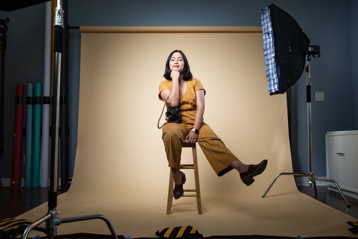 Una mujer posando dentro de un estudio de fotografía.