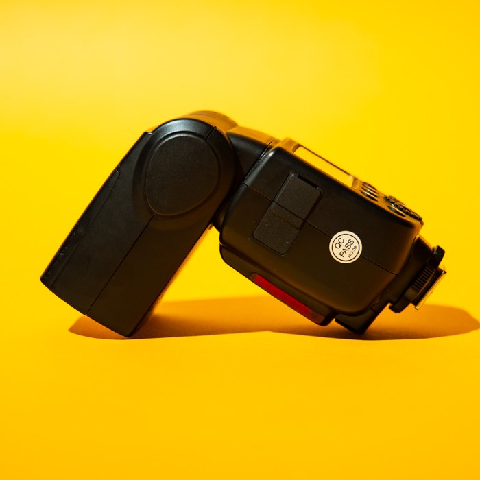 Un flash contra un fondo amarillo
