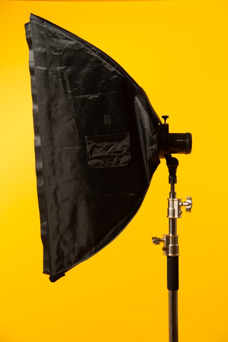 Stripbox contra un fondo amarillo