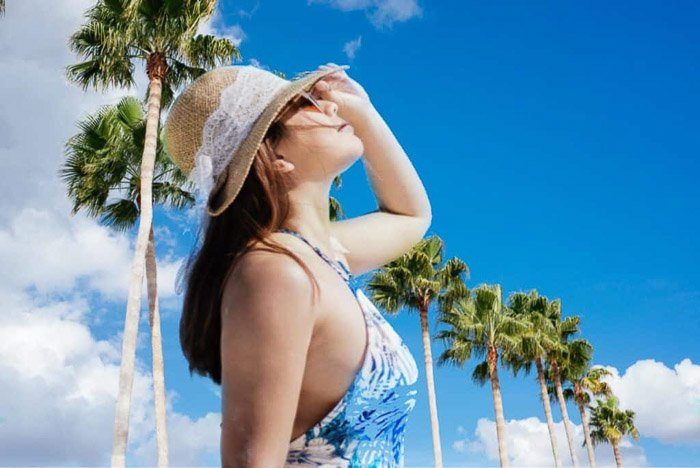 Un retrato de una modelo femenina al aire libre, aplicación que superpone fotos