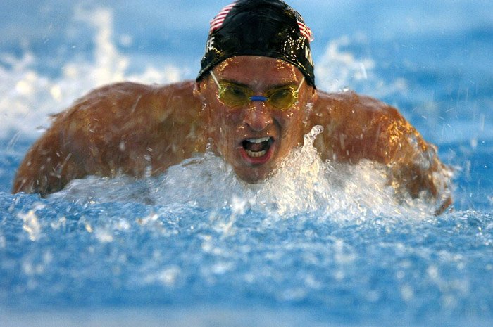 una cara a la vista de un nadador masculino en acción