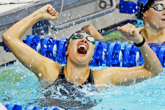 Una foto de acción de una nadadora celebrando la victoria después de una carrera: cómo tomar fotos nadando