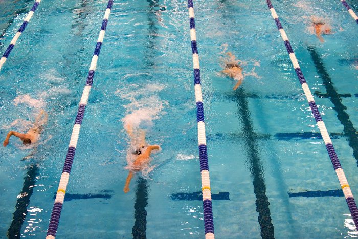 Fotografía aérea de acción de nadadores compitiendo en una piscina: cómo tomar fotografías nadando