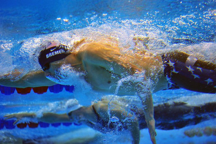 Una toma de acción submarina de nadadores en una piscina: cómo tomar fotografías nadando