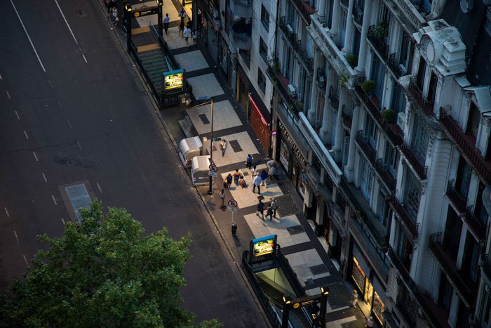 Una fotografía cenital de una calle de la ciudad por la noche con un cambio de inclinación o una lente de control de perspectiva