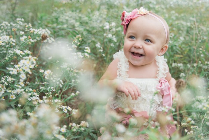 foto de una niña en un campo de flores