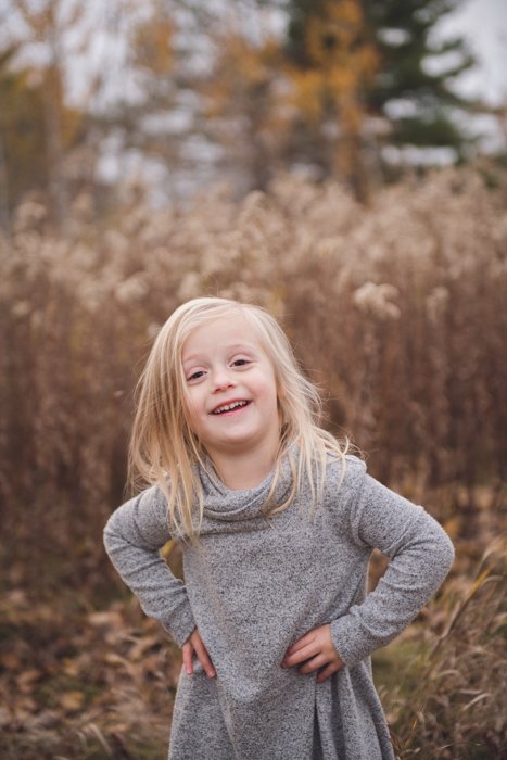 Foto de retrato de una niña al aire libre