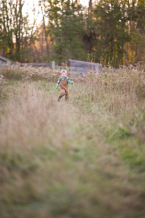Foto de un niño pequeño corriendo en un campo