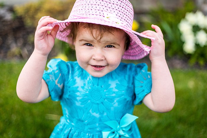 Foto de una niña con un sombrero rosa.