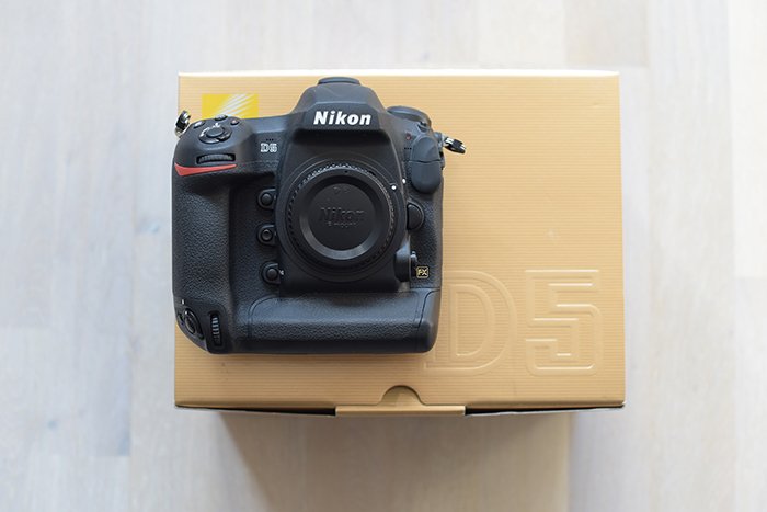Una cámara Nikon DSLR en una caja