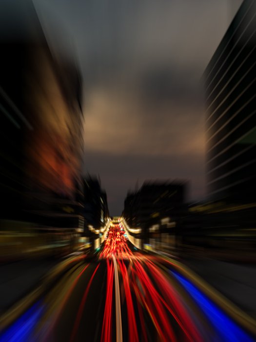Una foto de estela de luz borrosa usando un filtro de desenfoque radial en Photoshop con el desenfoque de zoom para simular el desenfoque de zoom para obtener imágenes más artísticas.