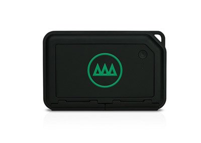 Imagen de los accesorios de una cámara GNARbox sobre fondo blanco.