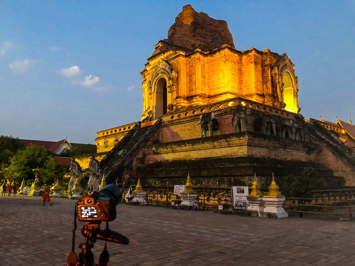 arquitectura histórica en tailandia.  antiguo templo iluminado desde abajo, brillando en la oscuridad - lugares de fotografía de ensueño